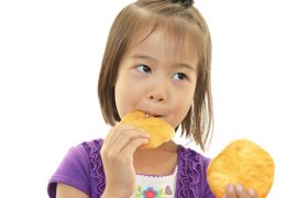 硬いものを食べると歯並びが良くなる？ 歯並びは治る？