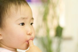 子どもの頃の「爪を噛む癖」が歯並びに影響！？対策方法は？