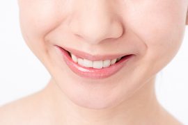 前歯の歯並びの悪さが気になる……見た目を損ねない矯正治療とは？