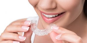 前歯の歯並びの悪さが気になる……見た目を損ねない矯正治療とは？